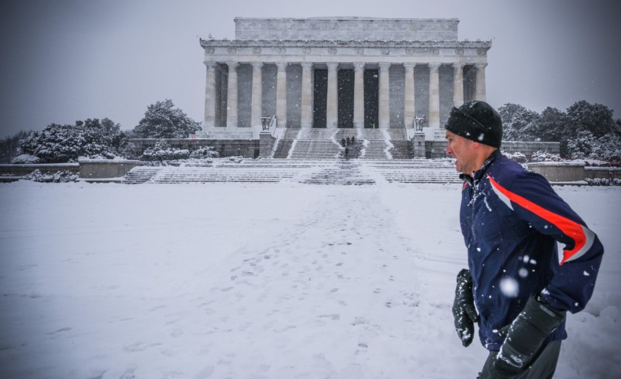 runner in front of the Lincoln Memorial, Washington, D.C. in the snow