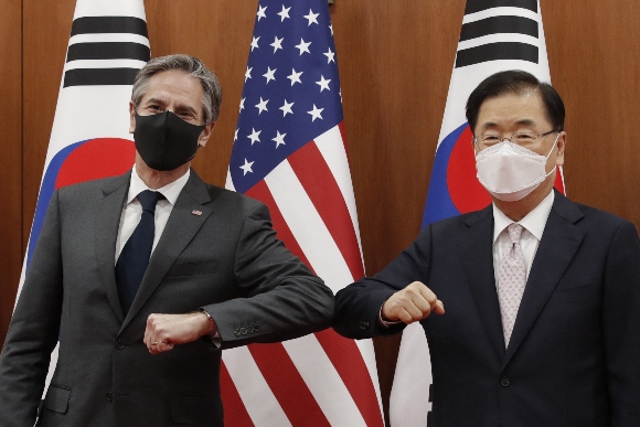 US Secretary of State Antony Blinken (L) and South Korean Foreign Minister Chung Eui-yong (R) pose for photos 