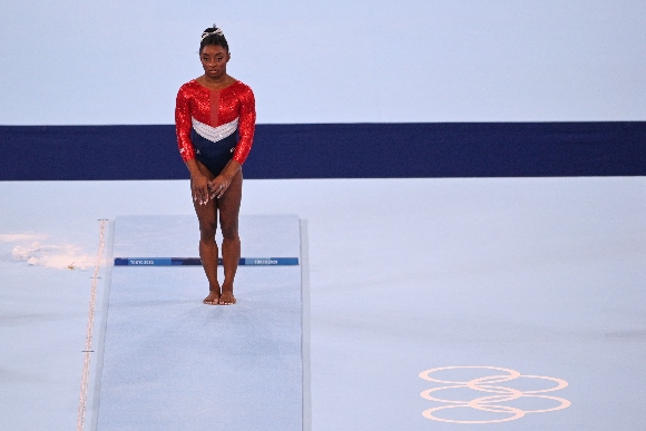 US's Simone Biles waits before competing