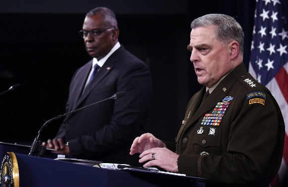 US Defense Secretary Lloyd Austin (L) and Chairman of the Joint Chiefs of Staff, General Mark Milley, hold a press conference