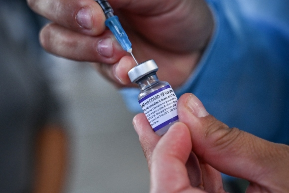 A nurse prepares a dose of the Pfizer-BioNtech COVID-19 vaccine