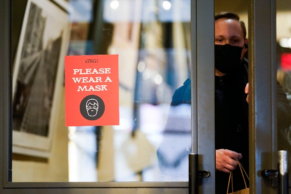 A sign asks shoppers to wear masks in New York