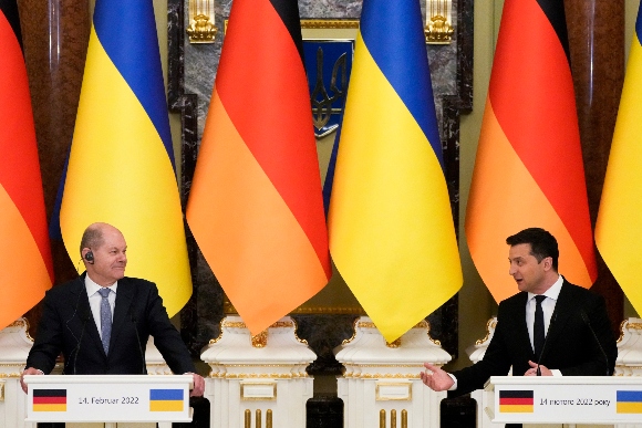 Ukrainian President Volodymyr Zelenskyy, right, and German Chancellor Olaf Scholz attend their joint news conference