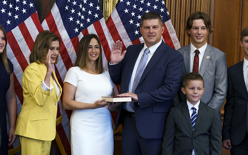 Speaker Nancy Pelosi (D-Calif.) and Rep. Brad Finstad (R-Minn.) participate in a ceremonial swearing in