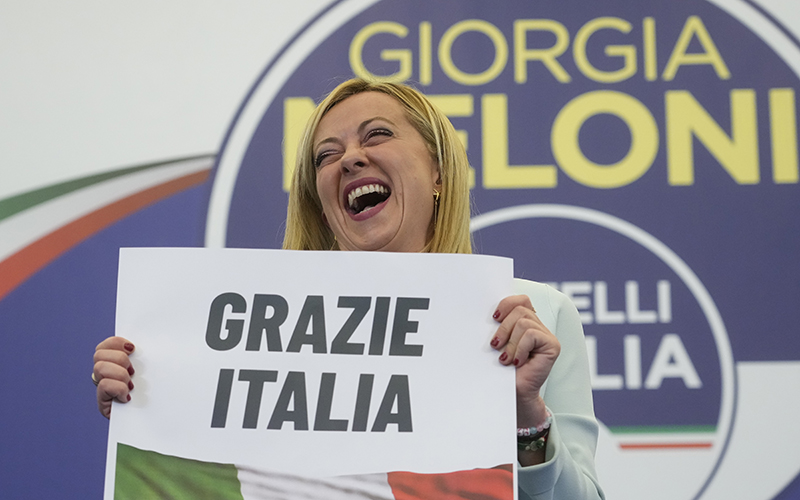 Giorgia Meloni shows a placard reading in Italian "Thank you Italy"