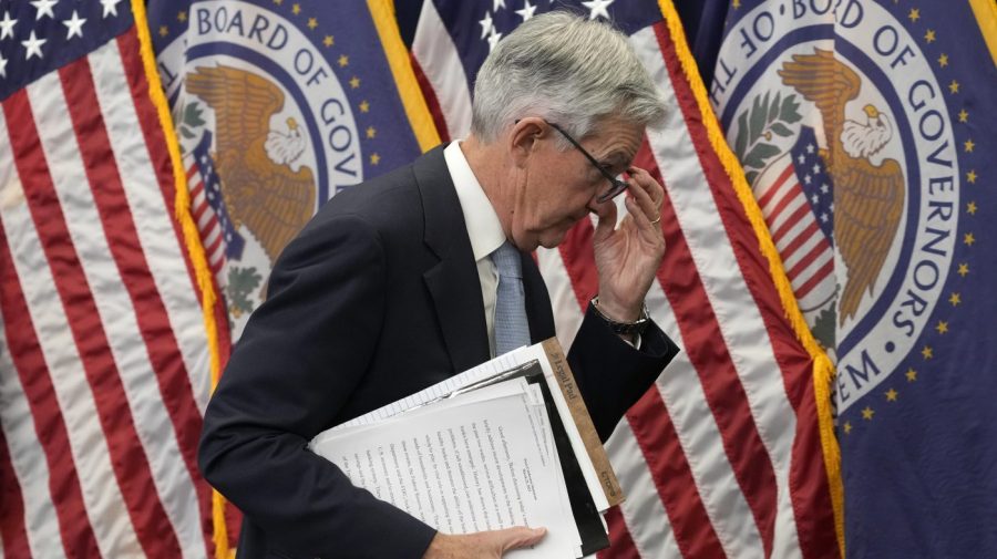 ARCHIVO - El presidente de la Reserva Federal, Jerome Powell, se retira del podio después de una conferencia de prensa en la sede de la Fed, el miércoles 22 de marzo de 2023, en Washington. (AP Foto/Alex Brandon, archivo)