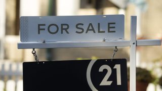 A for sale sign stands outside a single-family home on the market on Friday, Oct. 27, 2023, in Denver. On Thursday, Freddie Mac reports on this week's average U.S. mortgage rates. (AP Photo/David Zalubowski)