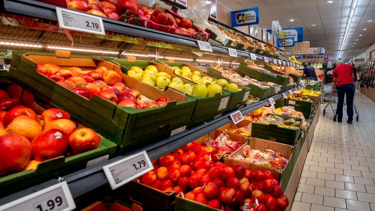 FILE - Fruits are pictured in a discounter in Frankfurt, Germany, Thursday, Sept. 28, 2023. Europeans again saw some relief as inflation dropped to 2.4% in November, the lowest in more than two years, as plummeting energy costs have eased a cost-of-living crisis but higher interest rates squeeze the economy's ability to grow.(AP Photo/Michael Probst, File)