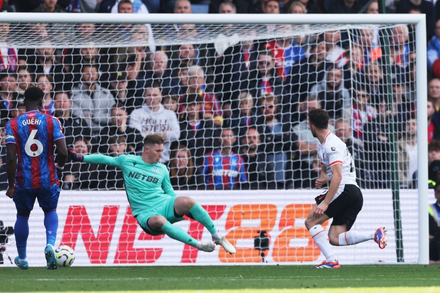 Liverpool's Diogo Jota, right, scores the opening goal past Crystal Palace's goalkeeper Dean Henderson during the English Premier League soccer match between Crystal Palace and Liverpool at Selhurst Park in London, Saturday, Oct. 5, 2024.(AP Photo/Ian Walton)